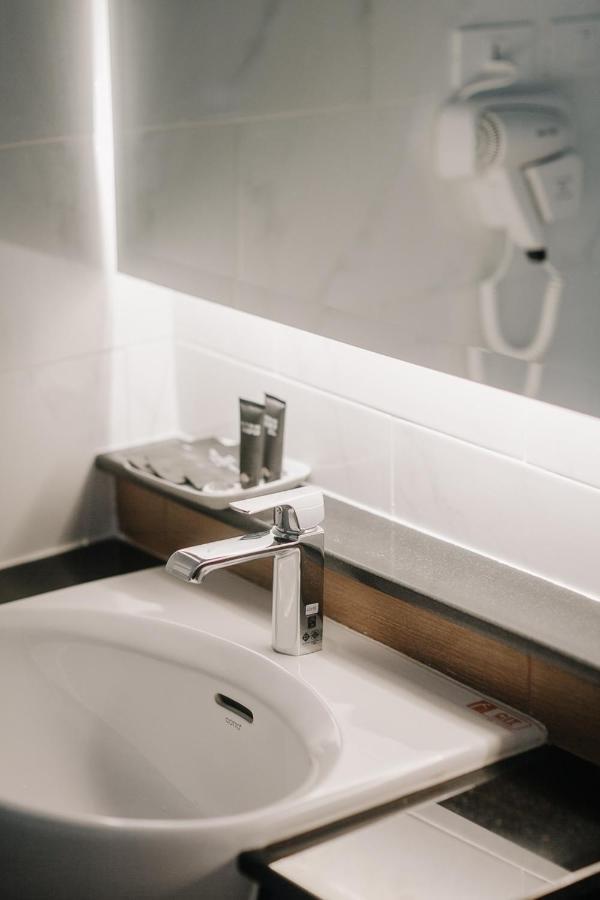 Arista Hotel Ubon Убонратчатхани Экстерьер фото
